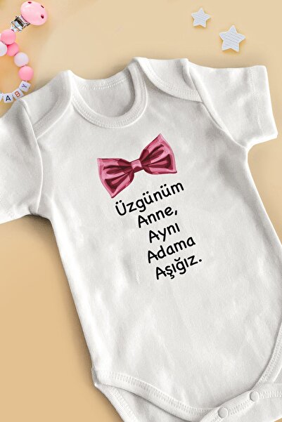 Homamia Üzgünüm Anne Aynı Adama Aşığız Yazılı Beyaz Kısa Kollu Bebek Body %10...