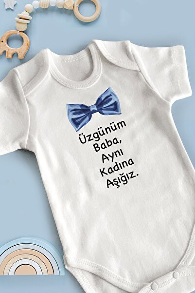Homamia Üzgünüm Baba Aynı Kadına Aşığız Yazılı Beyaz Kısa Kollu Bebek Body %1...