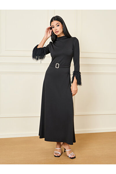 Styli فستان طويل على شكل حرف A مزين بريش صناعي مع إبزيم مزخرف