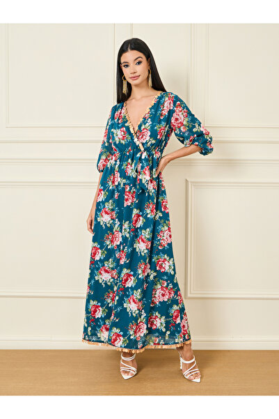 Styli فستان طويل ملفوف بطبعة زهور وتفاصيل عملة معدنية