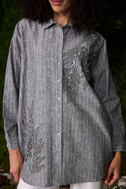 MİA NOURA قميص كتان مخطط أنيق مطرز بالأحجار - مقاس كبير