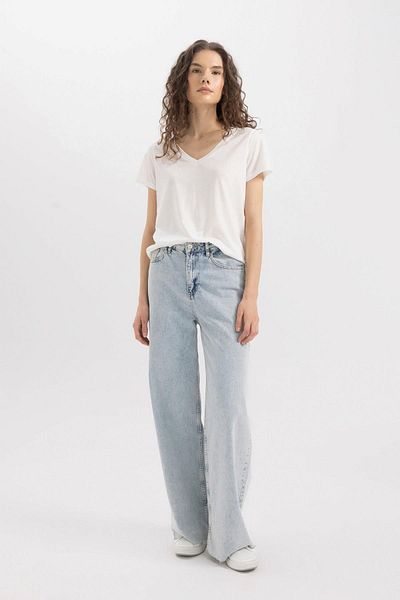 DeFacto Kurzarm-T-Shirt mit V-Ausschnitt und normaler Passform W9204AZNS