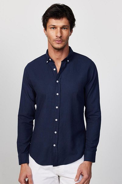 Tudors Slim Fit férfi karcsúsított hosszú ujjú 100% pamut vászon textúra gombos gallér sötétkék ing
