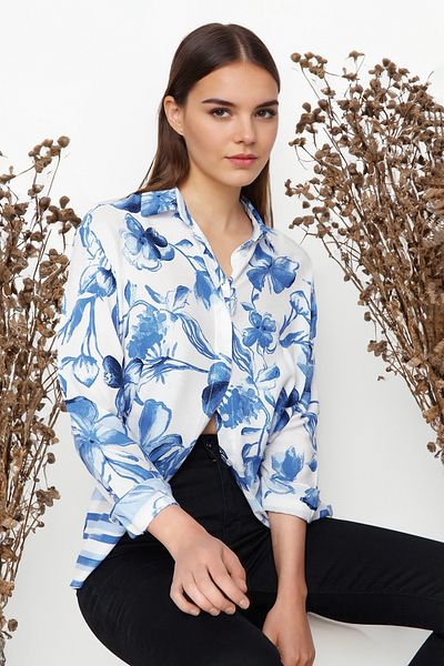 Trendyol Collection Modrá tkaná košile s květinovým vzorem - Regular Fit TWOSS24GO00163