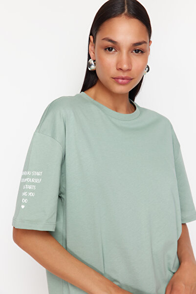 Trendyol Collection Mátová 100% bavlna Slogan Sleeve Tištěné Uvolněný/Pohodlný střih Pletené tričko TWOSS24TS00181