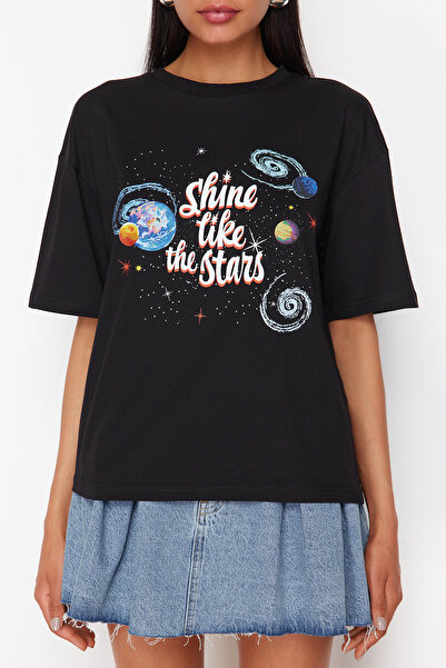 Trendyol Collection Černé 100% bavlna Planet Potištěné Uvolněné/Wide Fit Crew Pletené tričko s výstřihem TWOSS24TS00215