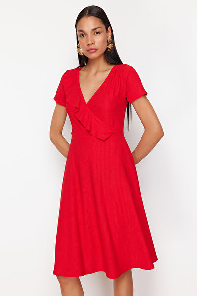 Trendyol Collection Rugalmas piros Midi kötött ruha - fodrokkal és duplasoros zárással, görkorcsolya gallér TWOSS24EL01068