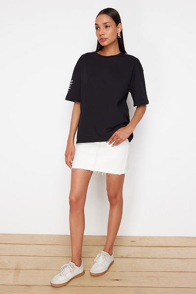 Trendyol Collection Tricou tricotat negru, 100% bumbac, cu mâneci, imprimat relaxat/confortabil TWOSS24TS00181