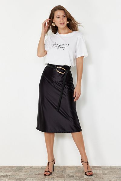 Trendyol Collection Schwarzer Premium Satin A-Linien/Glockenform Midi Strickrock TWOAW24ET00088