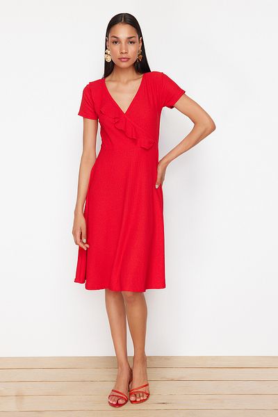 Trendyol Collection Rugalmas piros Midi kötött ruha - fodrokkal és duplasoros zárással, görkorcsolya gallér TWOSS24EL01068