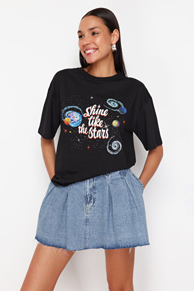 Trendyol Collection Černé 100% bavlna Planet Potištěné Uvolněné/Wide Fit Crew Pletené tričko s výstřihem TWOSS24TS00215