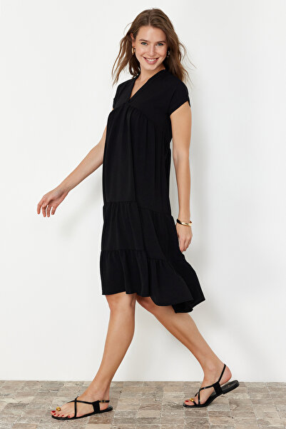 Trendyol Collection Μαύρη ίσια φαρδιά φούστα με λαιμόκοψη V με βολάν Aerobin ...