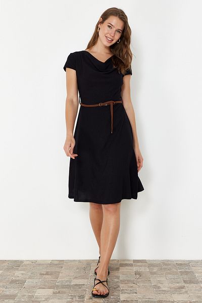 Trendyol Collection Černý pásek s texturou Detailní límec Degaje Flexibilní skater/pas s rozepínáním midi šatů TWOSS24EL01070
