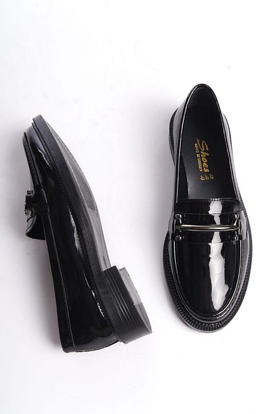 Shoesers Дамски обувки тип мокасини с елегантна катарама и лачена кожа