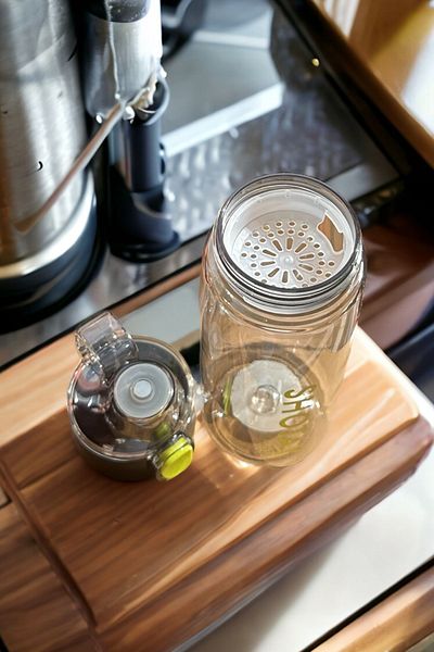 YDGR Αθλητικό μπουκάλι νερού 600 ml - με Shaker και λουράκι δακτύλων, πρακτική μεταφορά - st-7212