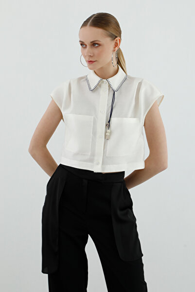 GİZİA Aksesuar Detaylı Cepli Yakası Ekru Crop Gömlek
