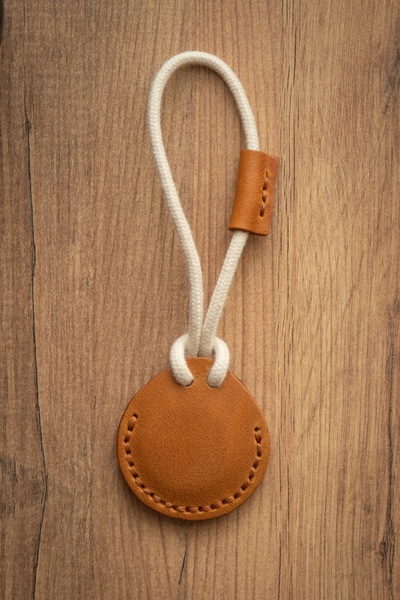 minimal X design Airtag Deri Kılıfı V2 Camel - Anahtarlık Askı - Gerçek Deri El Yapımı - Minimalist Tasarım