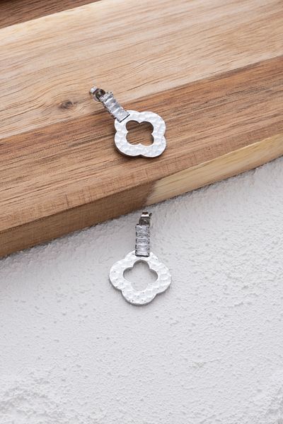 ByFlorya Jewelry 3.8 cm Rectangular Stoned Embossed Textured Steel Clover Plate - Non-Tarnish