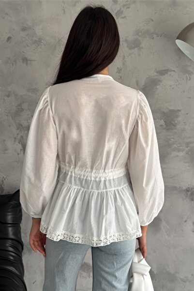 FEMELLE Bílá krajková vyšívaná bavlněná halenka - župan se sukní a límečkem