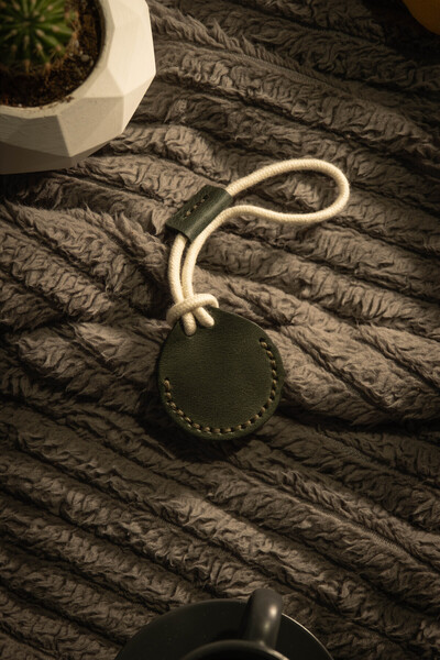 minimal X design Airtag Deri Kılıfı V2 Yeşil - Anahtarlık Askı - Gerçek Deri El Yapımı - Minimalist Tasarım