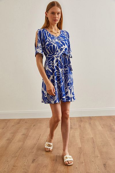 Olalook Saks Blue Palm mini ruha - váll mélyen dekoltált és övvel ELB-19002177