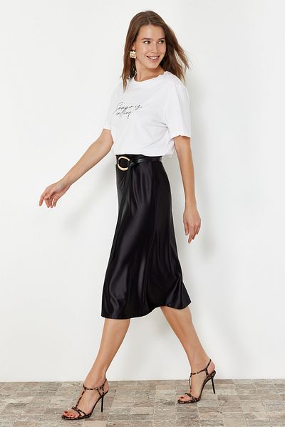 Trendyol Collection Schwarzer Premium Satin A-Linien/Glockenform Midi Strickrock TWOAW24ET00088