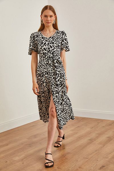 Olalook Schwarzes Strickkleid mit V-Ausschnitt und Gürtel - gemustert und geknöpft ELB-19002048