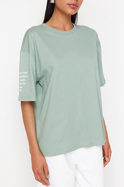 Trendyol Collection Mátová 100% bavlna Slogan Sleeve Tištěné Uvolněný/Pohodlný střih Pletené tričko TWOSS24TS00181