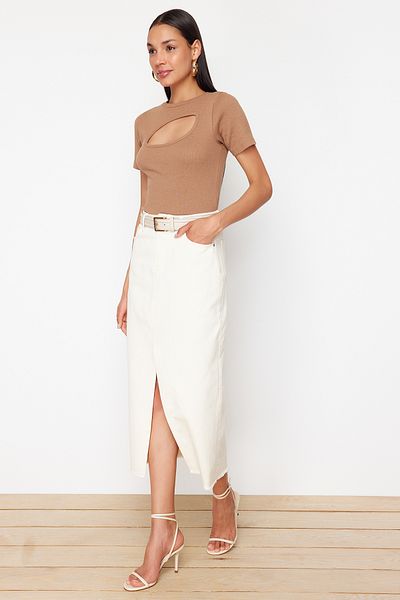Trendyol Collection Barna kivágott részletes, testre ülő, legény nyakú, bordázott, rugalmas kötött blúz TWOSS22BZ0355