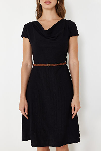 Trendyol Collection Černý pásek s texturou Detailní límec Degaje Flexibilní skater/pas s rozepínáním midi šatů TWOSS24EL01070