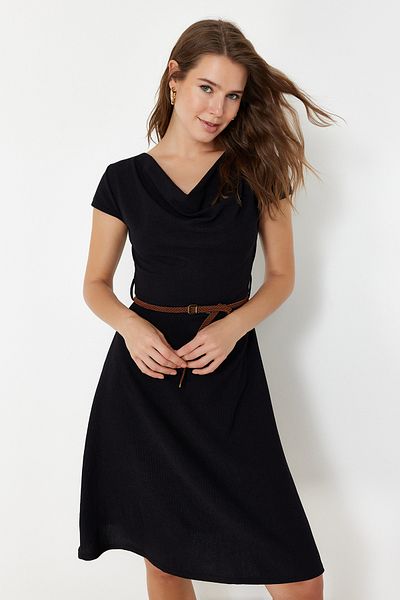 Trendyol Collection Černý pásek s texturou Detailní límec Degaje Flexibilní skater/pas s rozepínáním midi šatů TWOSS24EL01070