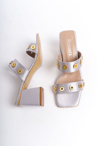 Shoesers Γυναικείες βραδινές παντόφλες σατέν διπλής ζώνης ειδικής σχεδίασης με μεταλλικά αξεσουάρ