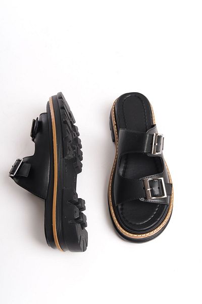 Shoesers صندل نسائي ذو تصميم خاص ذو نعل سميك ومخيط بحزام مزدوج
