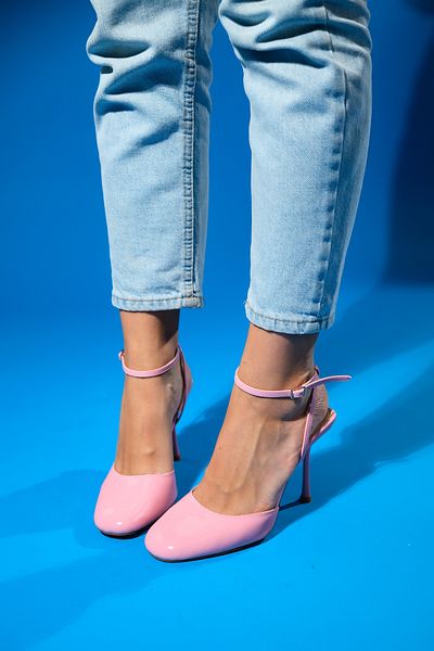 LuviShoes Piele lacuita roz - Pantofi de dama cu toc inalt cu varf rotund si curea la glezna