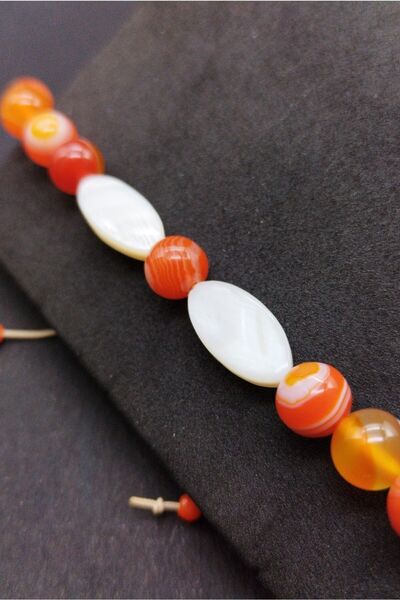 Balzamin Design سوار مكرامية برتقالي - حجر طبيعي مع تفاصيل حجر العقيق والشعير