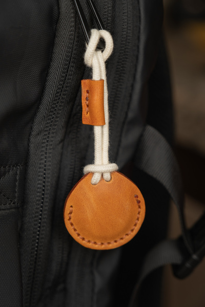 minimal X design Airtag Deri Kılıfı V2 Camel - Anahtarlık Askı - Gerçek Deri El Yapımı - Minimalist Tasarım