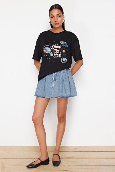 Trendyol Collection Černé 100% bavlna Planet Potištěné Uvolněné/Wide Fit Crew Pletené tričko s výstřihem TWOSS24TS00215