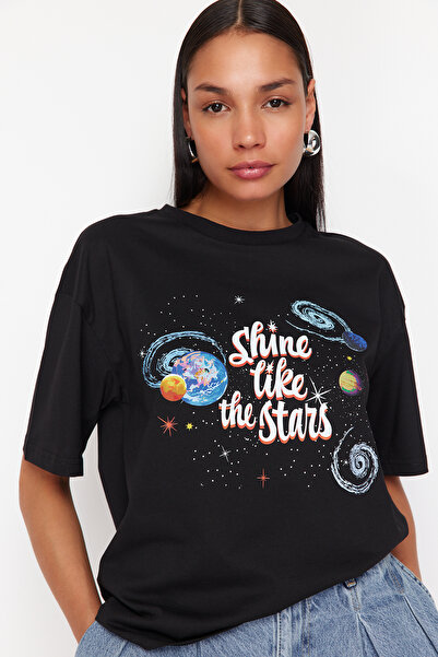 Trendyol Collection Černé 100% bavlna Planet Potištěné Uvolněné/Wide Fit Crew Pletené tričko s výstřihem TWOSS24TS00215