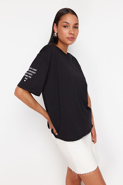 Trendyol Collection Tricou tricotat negru, 100% bumbac, cu mâneci, imprimat relaxat/confortabil TWOSS24TS00181