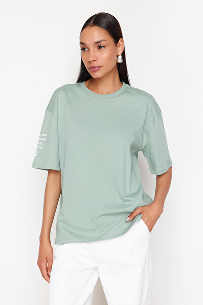 Trendyol Collection Mátová 100% bavlna Slogan Sleeve Tištěné Uvolněný/Pohodlný střih Pletené tričko TWOSS24TS00181