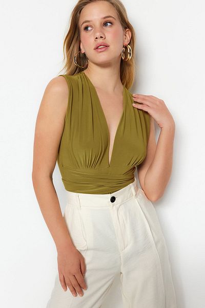 Trendyol Collection Grüner taillierter/körperbetonter Stretch-Strickbody mit V-Ausschnitt und Druckknöpfen TWOSS23BD00055