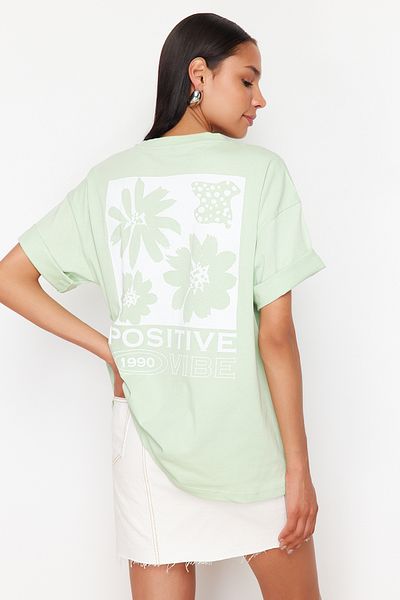 Trendyol Collection Mintfarbenes, bedrucktes Oversize-/Weitform-Strick-T-Shirt mit Rundhalsausschnitt und Rückenteil TWOSS23TS00321
