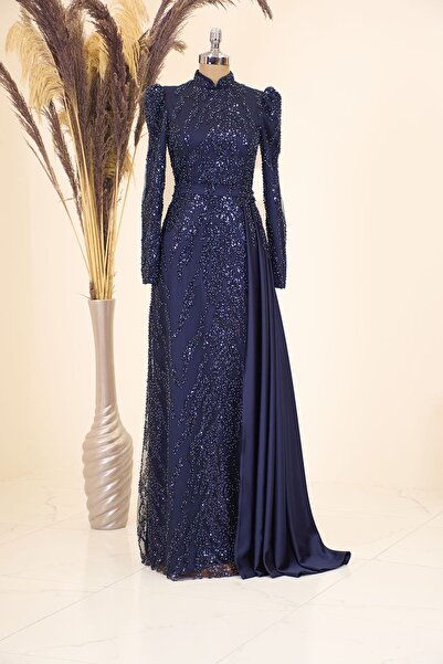 PİENNAR فستان سهرة مطرز بالخرز باللون الأزرق الداكن