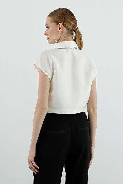 GİZİA Aksesuar Detaylı Cepli Yakası Ekru Crop Gömlek