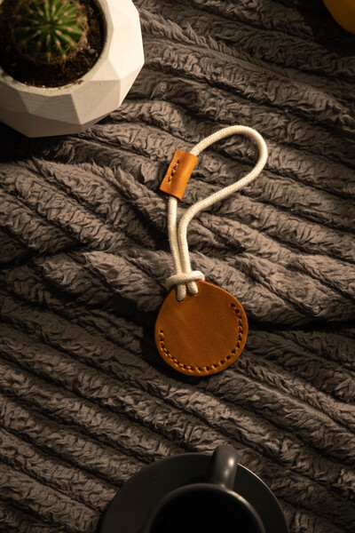 minimal X design Airtag Deri Kılıfı V2 Camel - Anahtarlık Askı - Gerçek Deri El Yapımı - Minimalist Tasarım