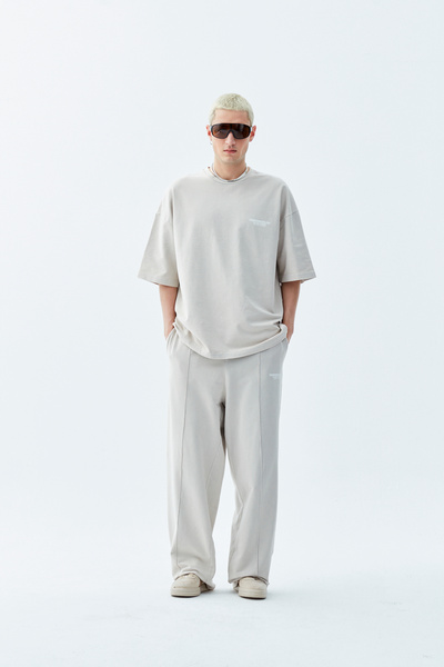 VAMOSCLO بدلة رياضية كبيرة الحجم بتفاصيل نصية مغسولة - بيج