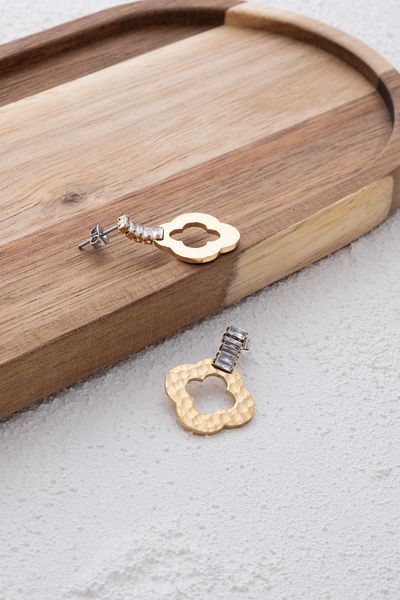 ByFlorya Jewelry 3.8 cm Rectangular Stoned Embossed Textured Steel Clover Plate - Non-Tarnish