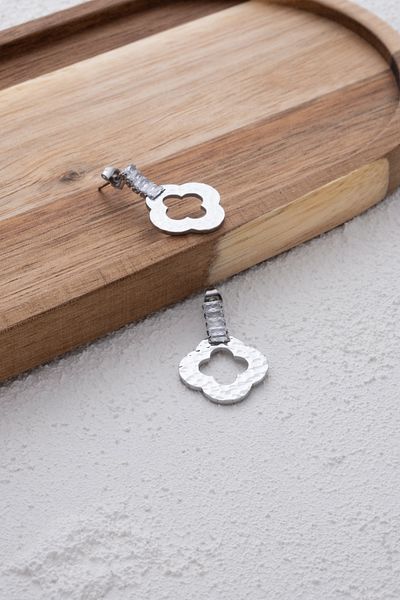 ByFlorya Jewelry 3.8 cm Rectangular Stoned Embossed Textured Steel Clover Plate - Non-Tarnish