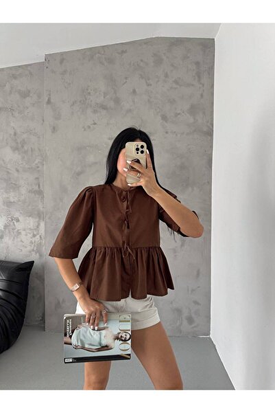 NEW FAVORİ بلوزة مع ربطة أمامية من البوبلين