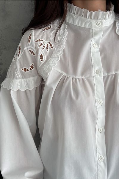 FEMELLE Cămașă din bumbac, cu broderie de scoici, albă - guler